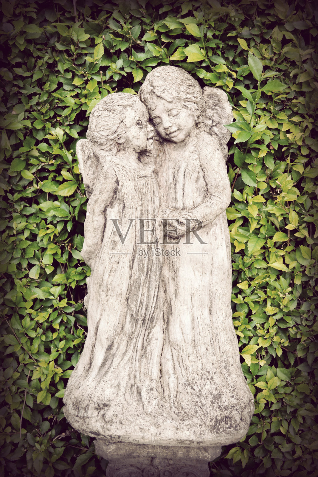 两个角雕塑在绿色背景上,复古复古的电影风格照片摄影图片