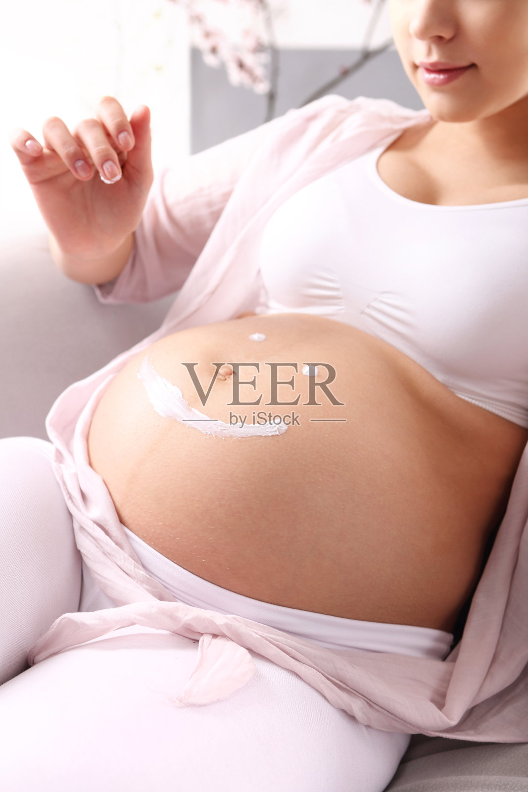 快乐的孕妇照片摄影图片