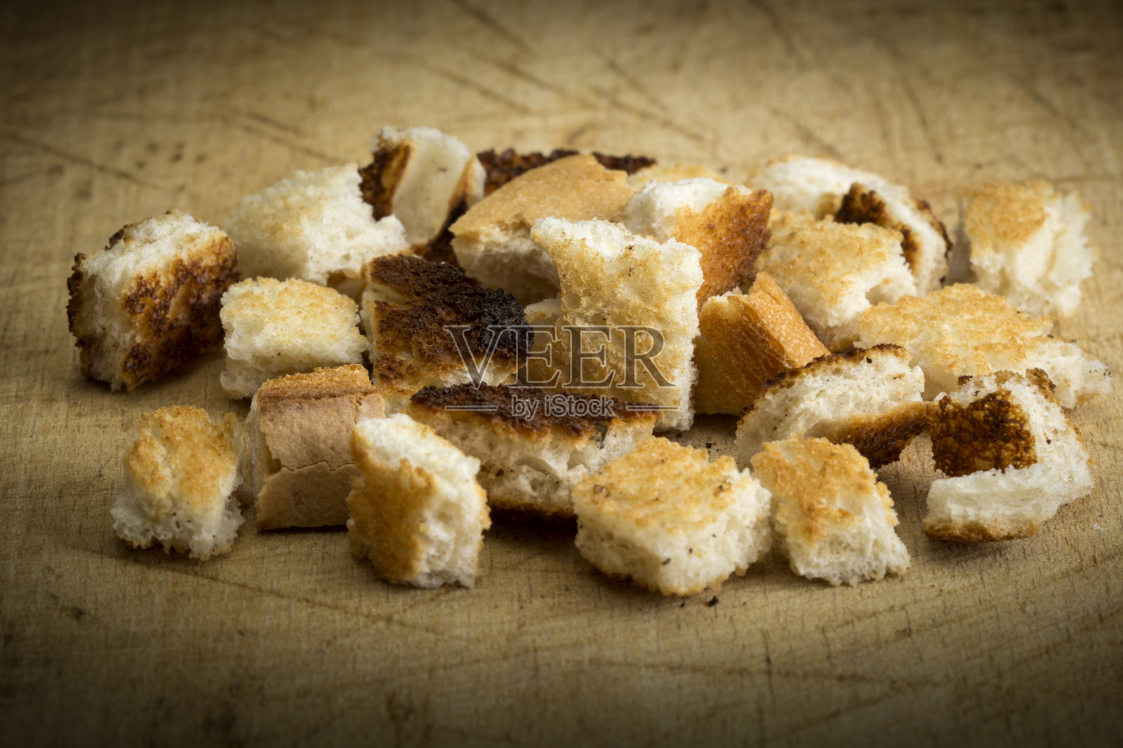 酥脆的油炸面包丁照片摄影图片
