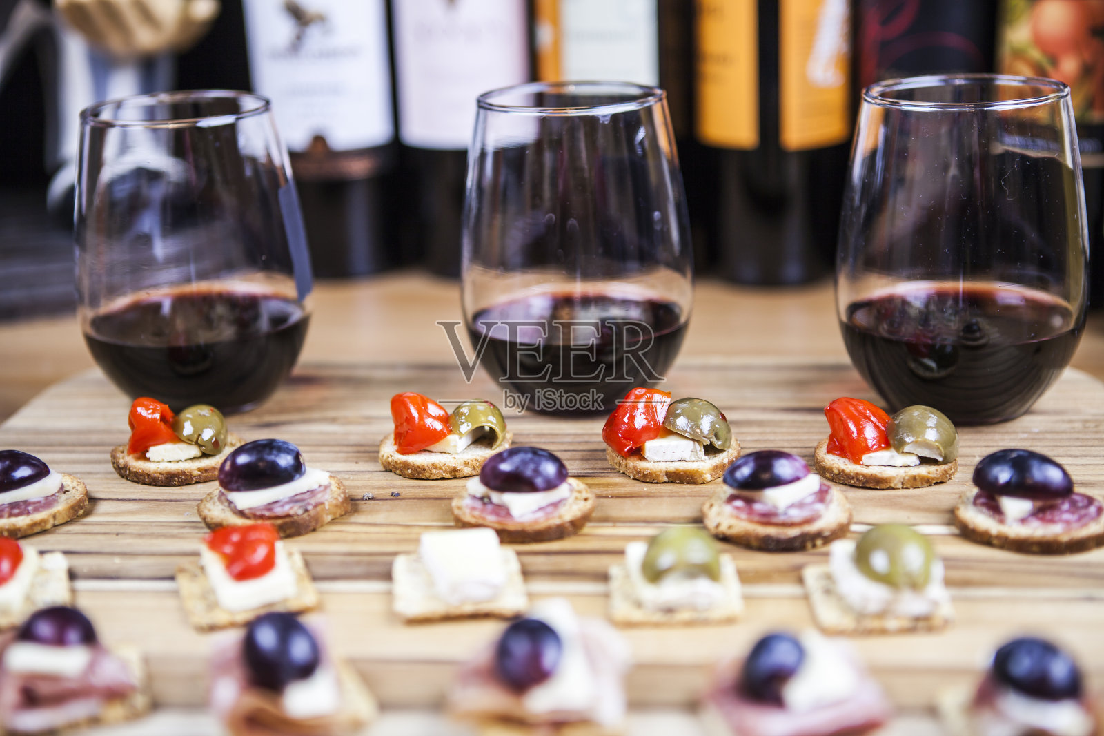 酒和开胃菜照片摄影图片