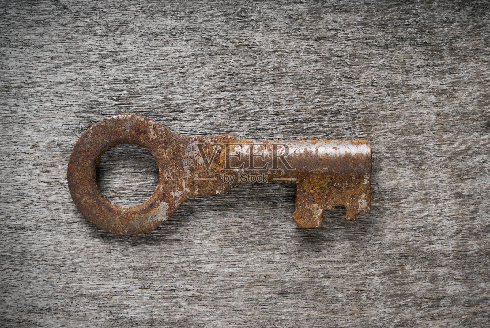 古老的乡村钥匙上的深色木制背景照片摄影图片