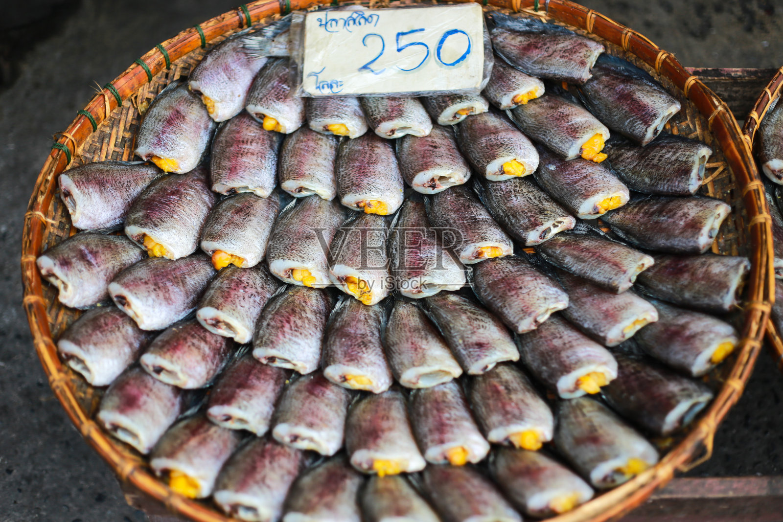 鱼干篮子照片摄影图片