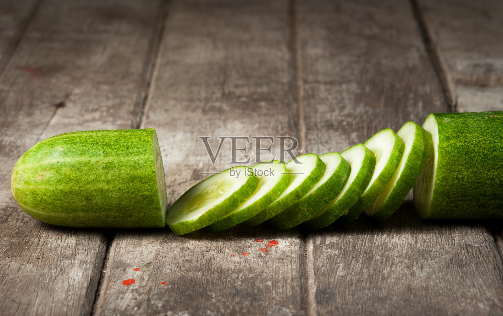 木头背景上的黄瓜片照片摄影图片