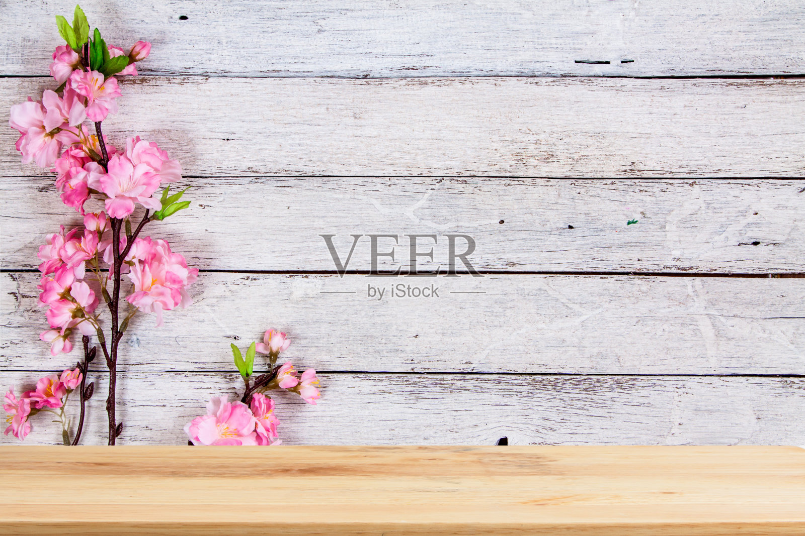 木质桌面以木材和花卉为背景照片摄影图片