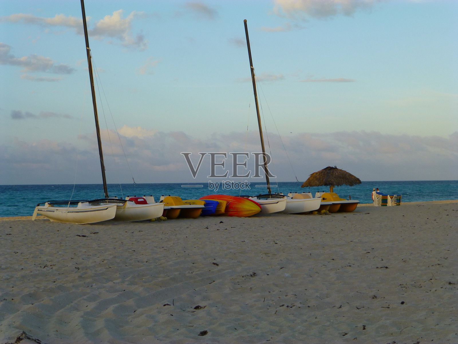 海滩上的帆船照片摄影图片