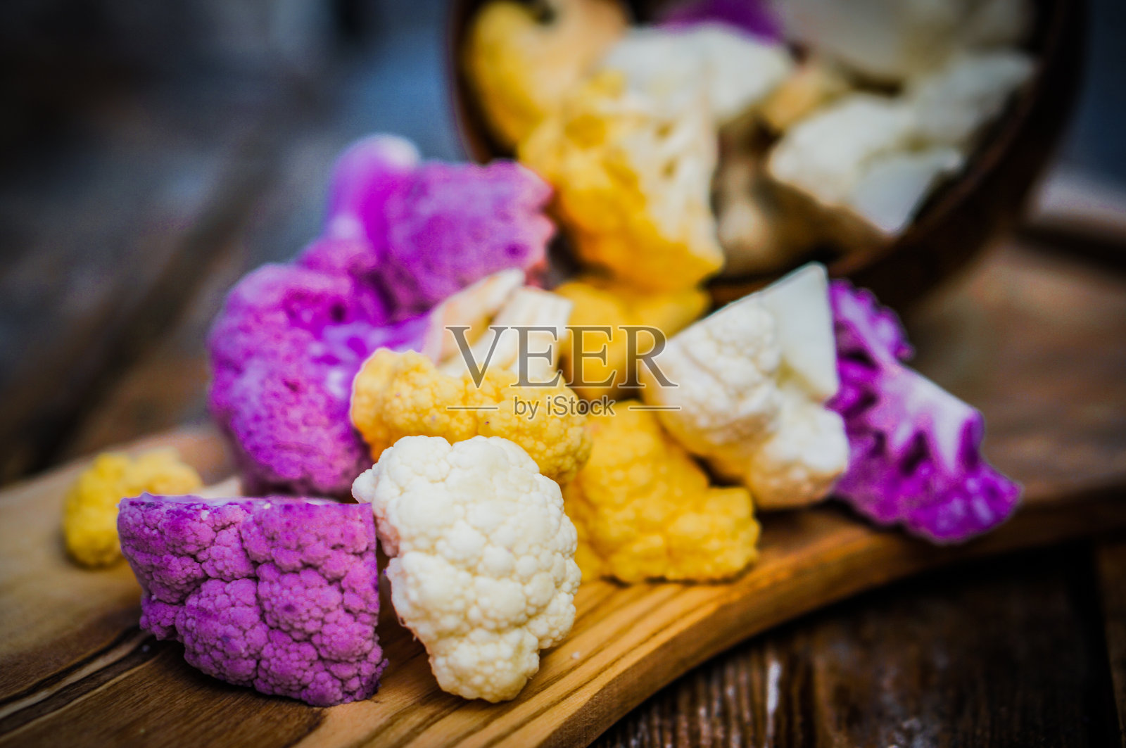 五颜六色的菜花在乡村背景上照片摄影图片