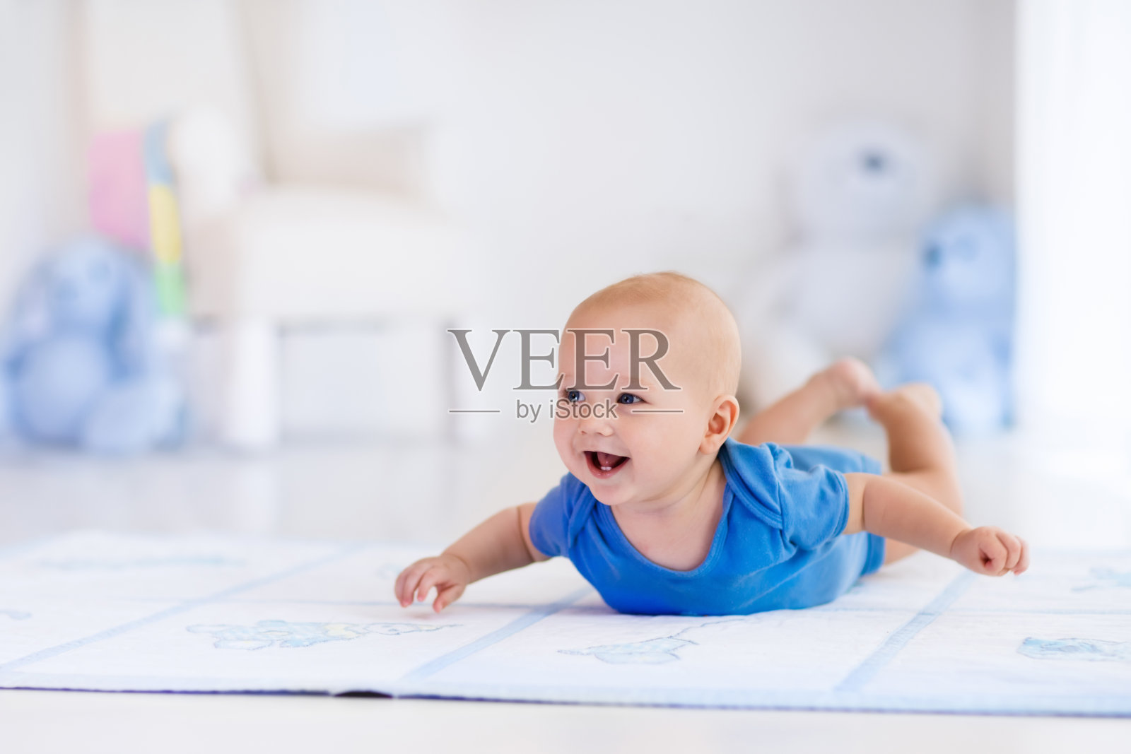 白色托儿所的小男孩照片摄影图片