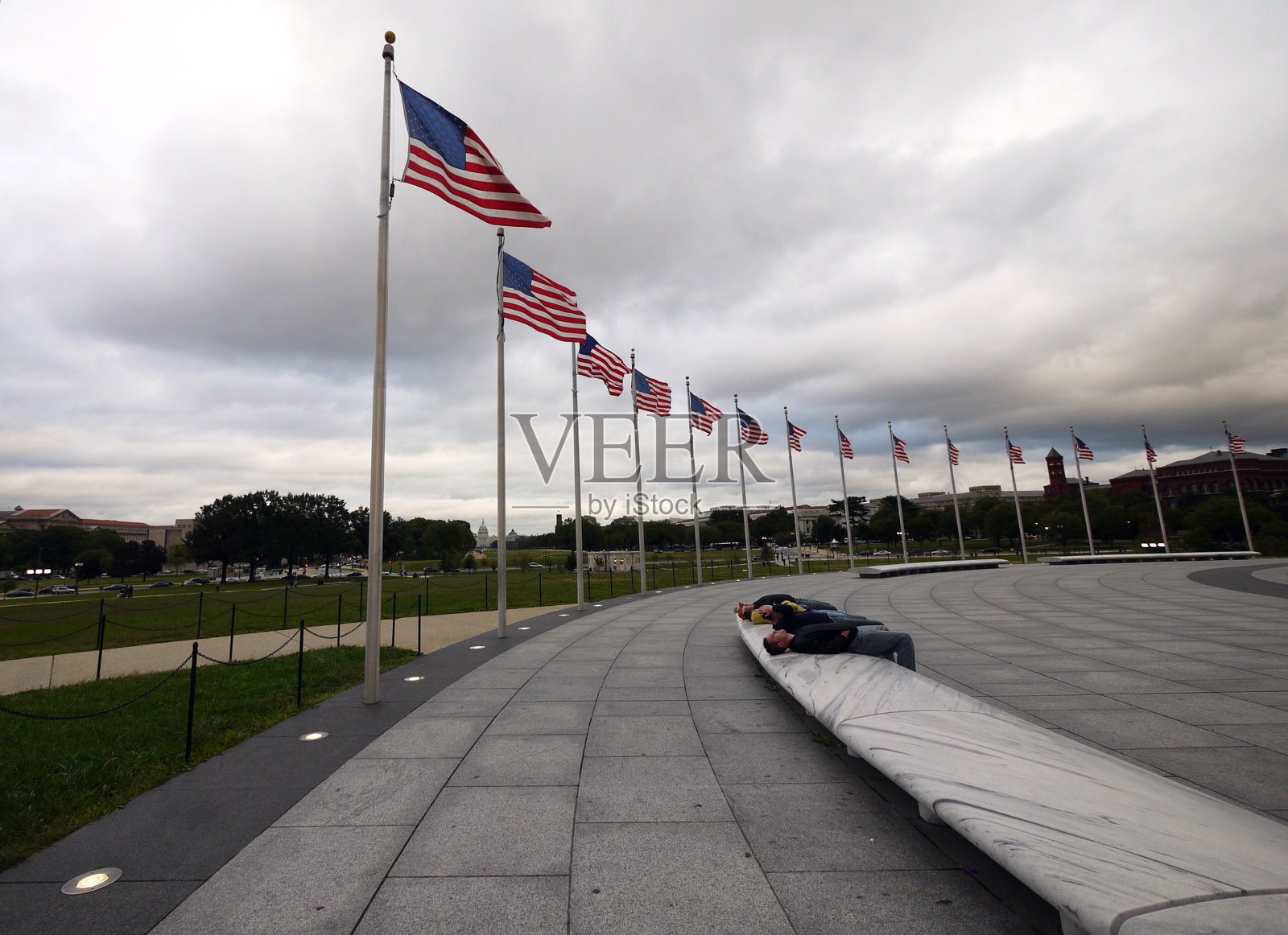 恶劣天气下的华盛顿纪念碑照片摄影图片