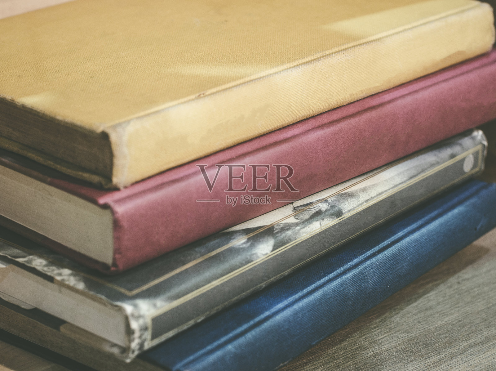 学校图书馆的旧书堆,照片摄影图片