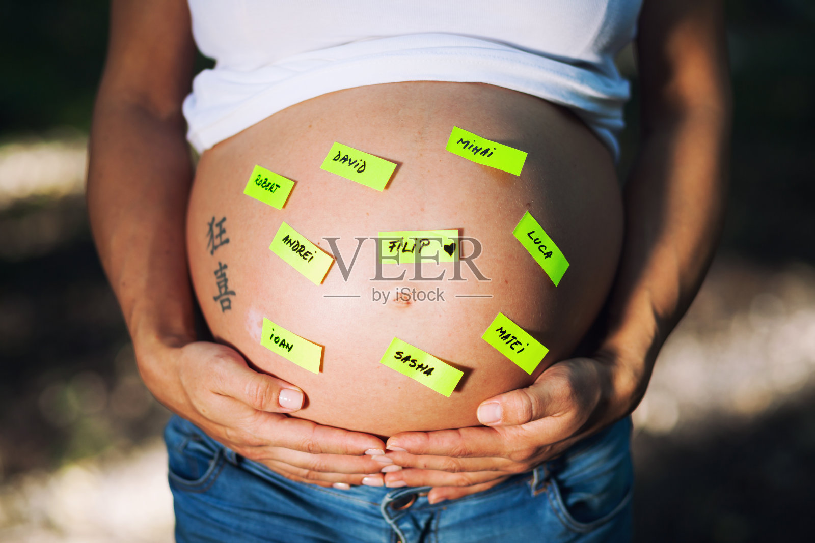 孕妇摆姿势照片摄影图片