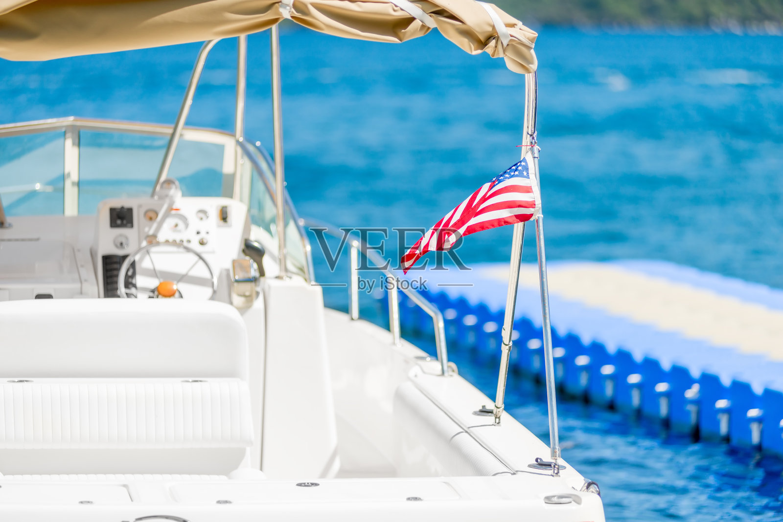 小的海上游艇特写与美国国旗照片摄影图片