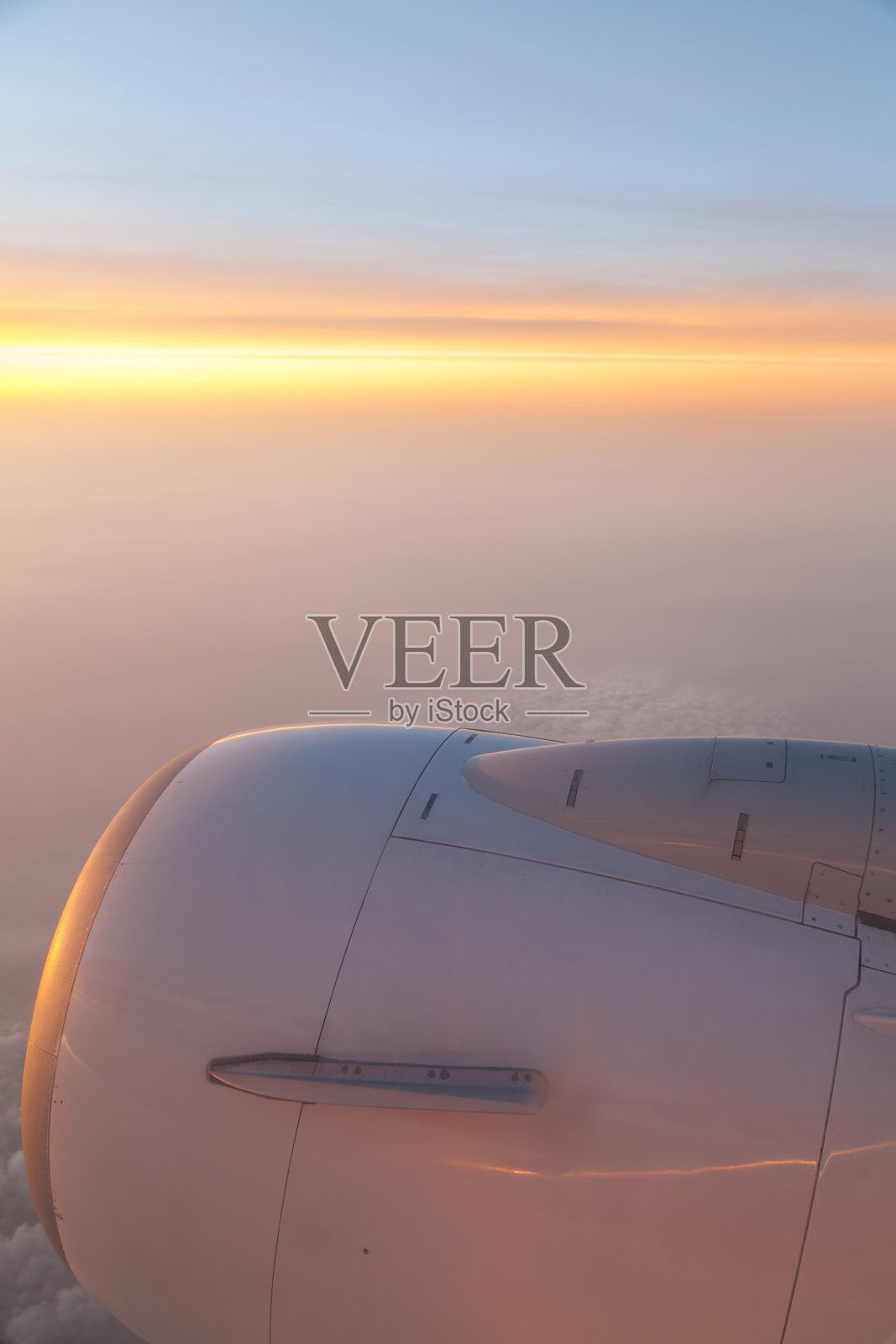 日出中的客机引擎照片摄影图片