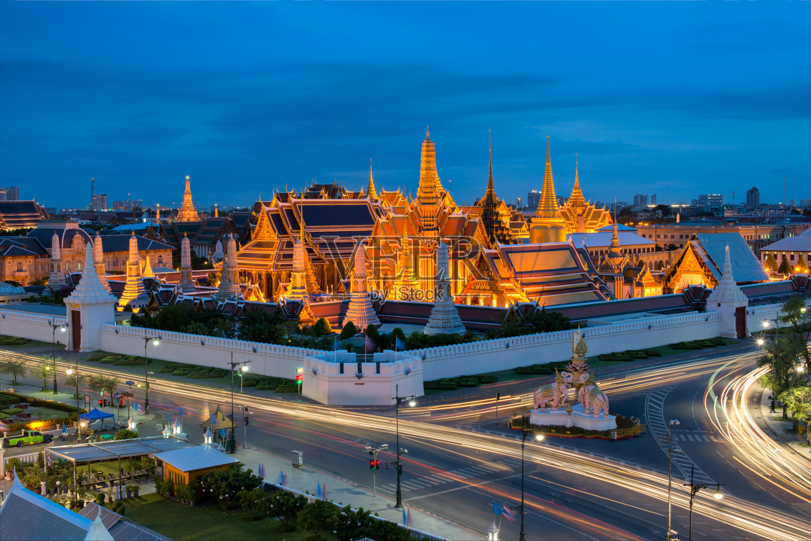 黄昏时分,有红绿灯的宏伟宫殿照片摄影图片