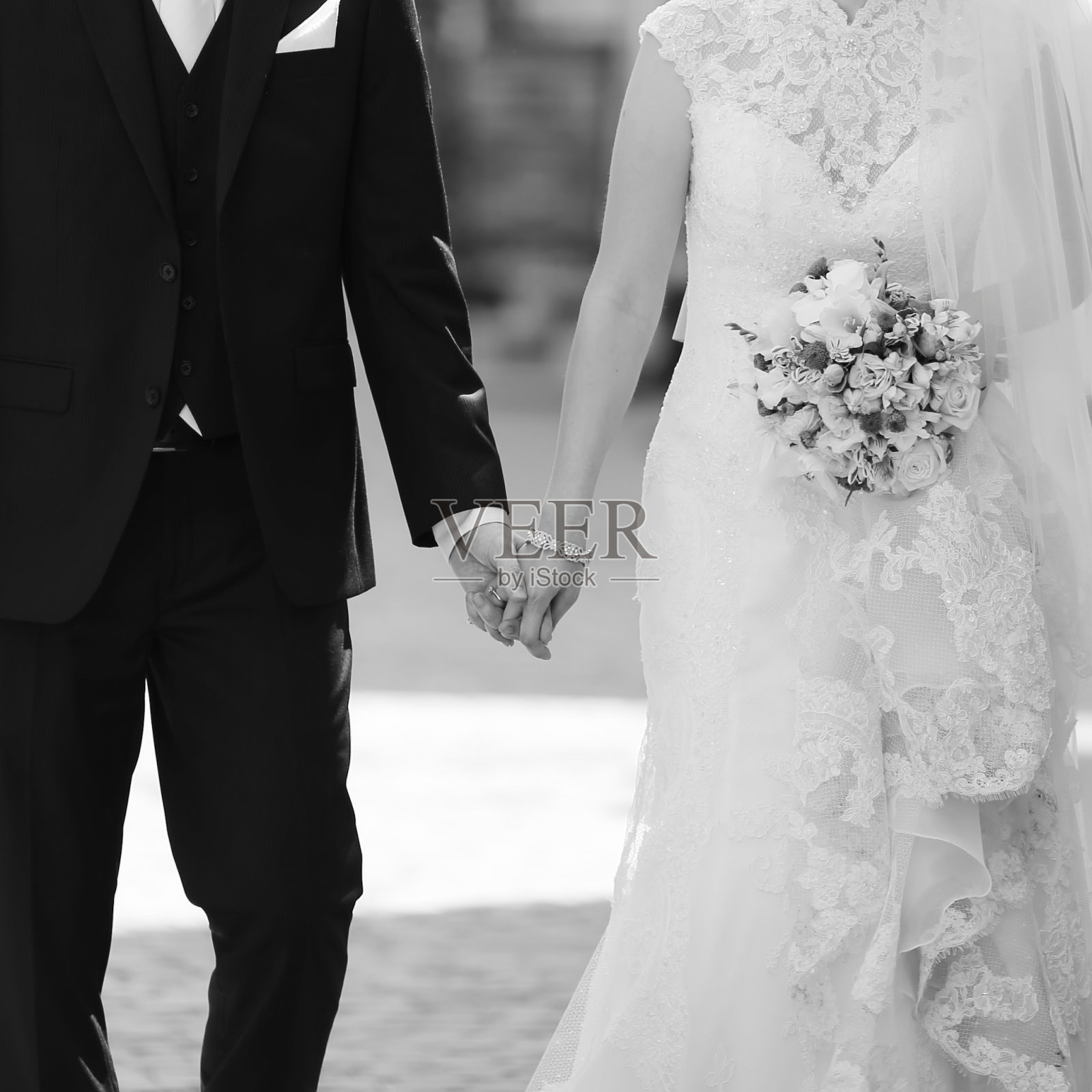 新婚夫妇步行街照片摄影图片