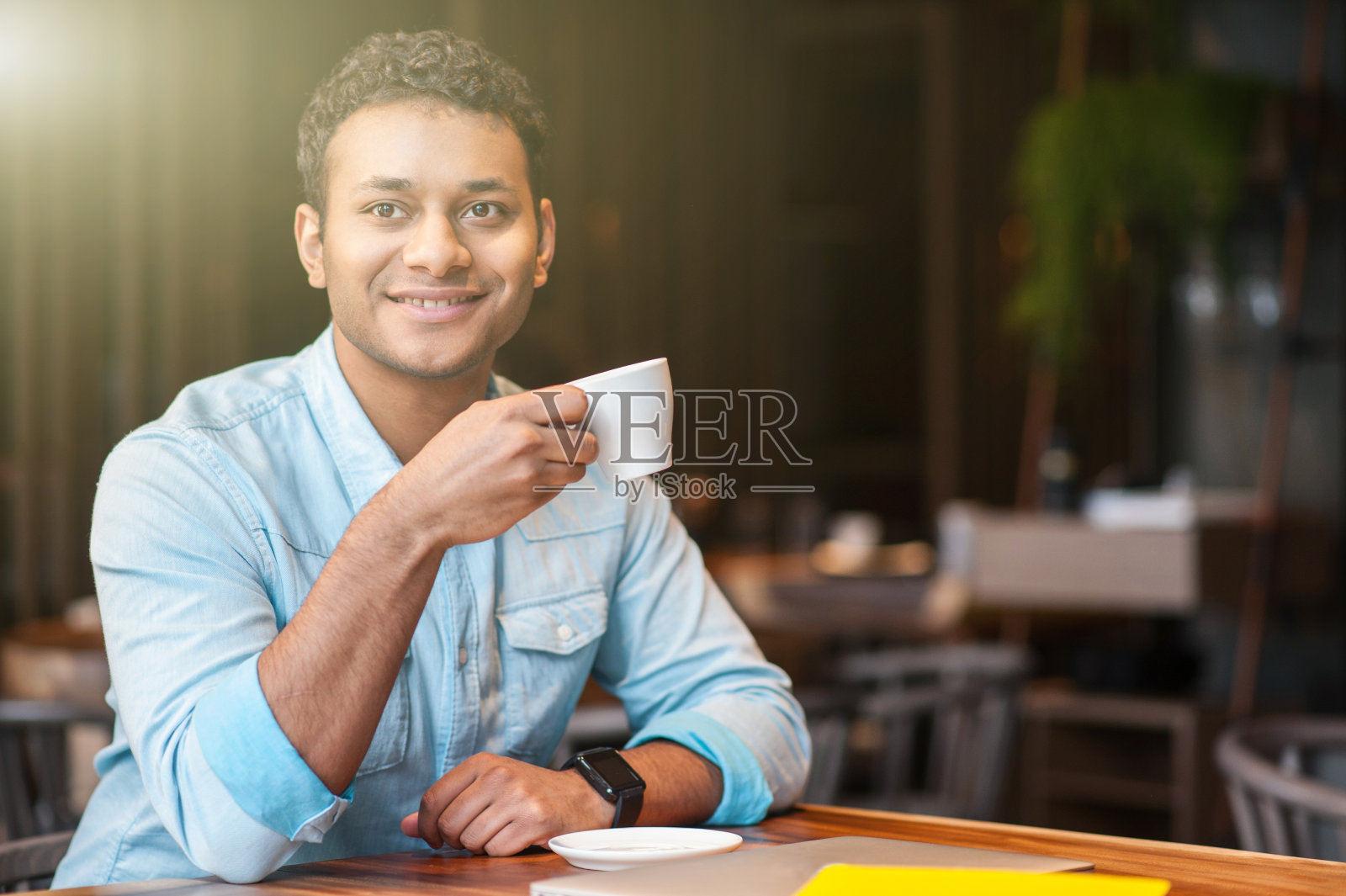 有吸引力的阿拉伯人正在享受在咖啡馆的饮料照片摄影图片