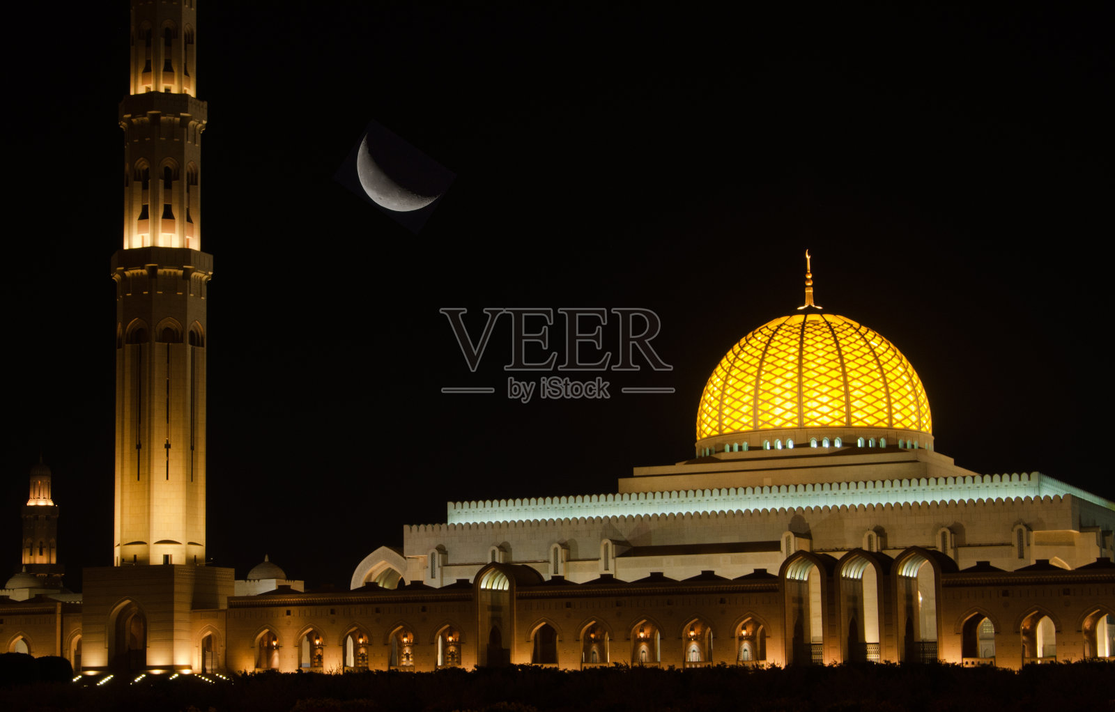 夜晚的卡布斯苏丹大清真寺照片摄影图片