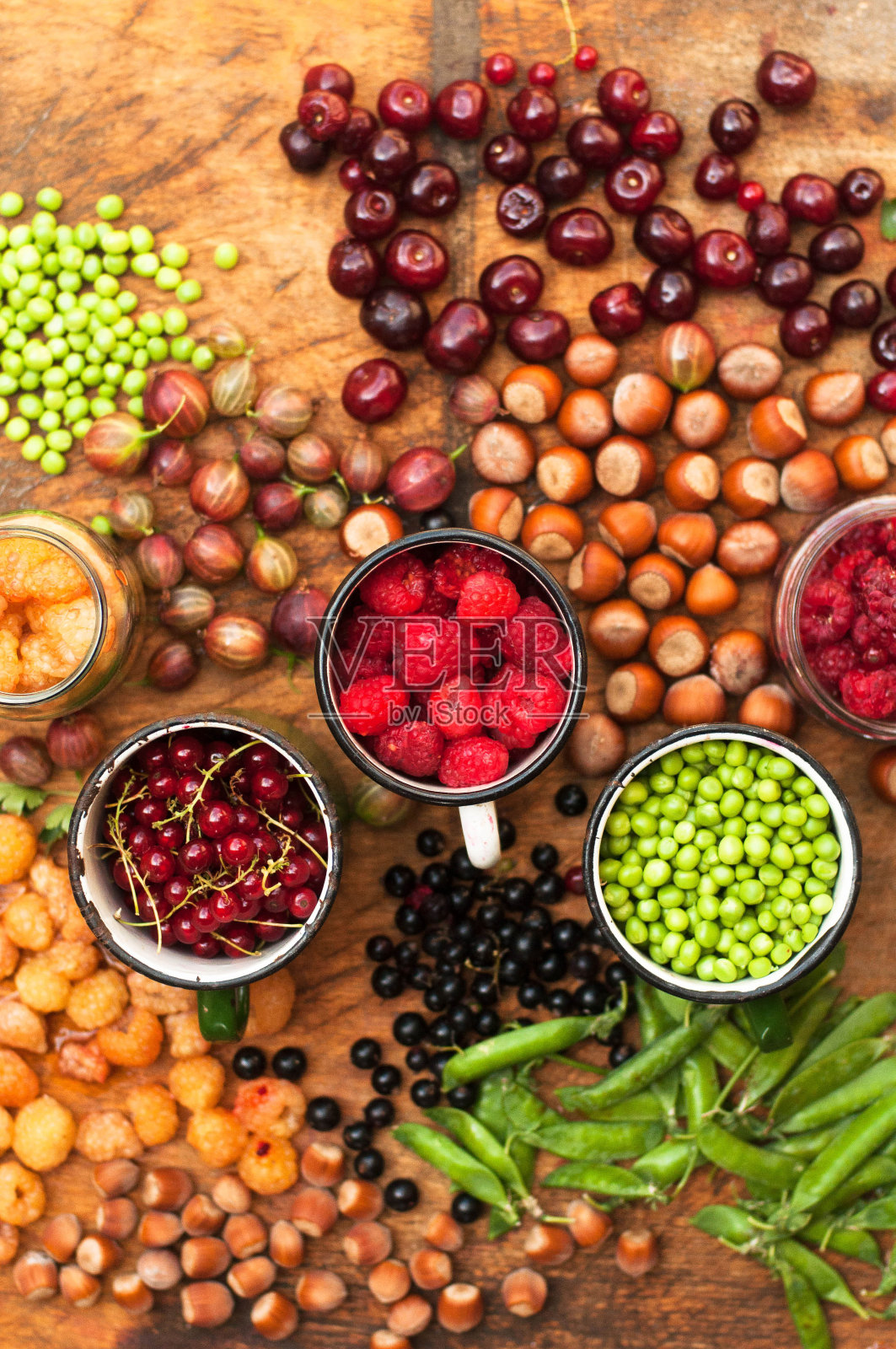 颜色混合的水果在黑色的背景。照片摄影图片