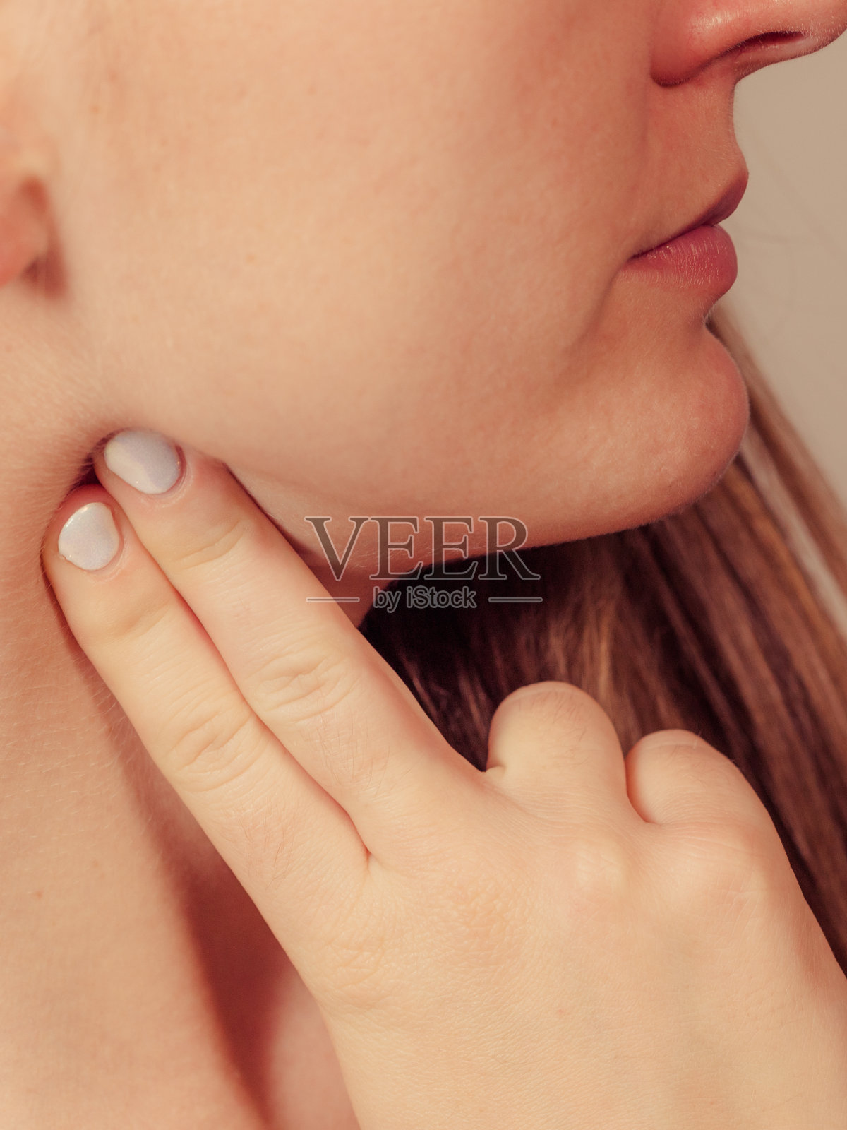 女人检查脉搏颈部特写照片摄影图片