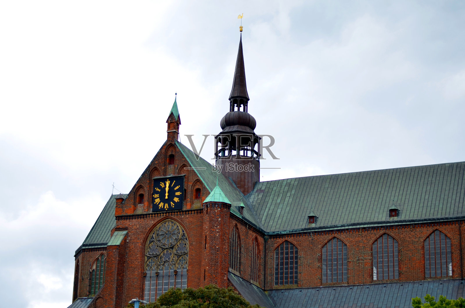 德国stralsund大教堂的一部分和多云的天空照片摄影图片