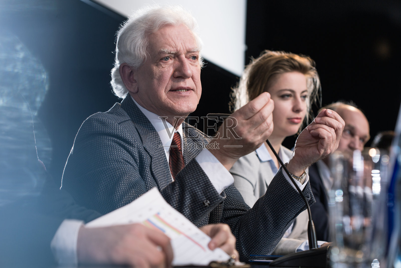 说服反对者同意他的政治观点照片摄影图片