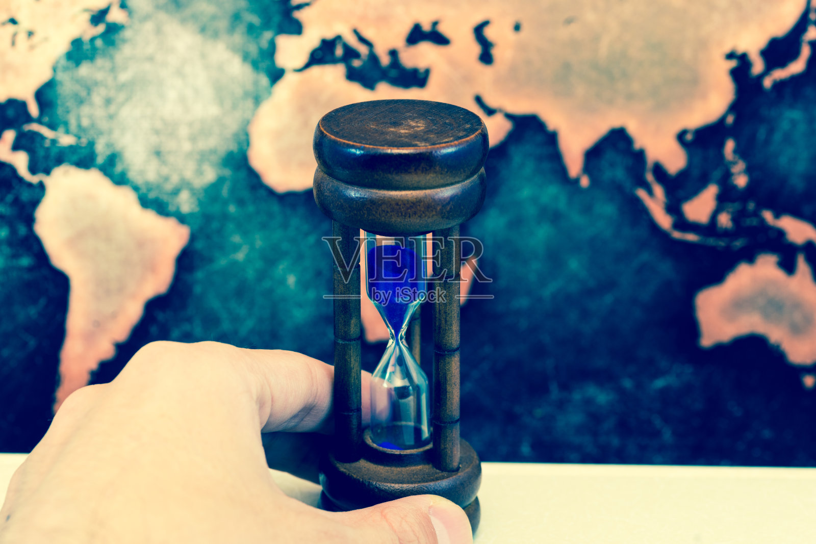沙漏对抗垃圾摇滚世界地图照片摄影图片