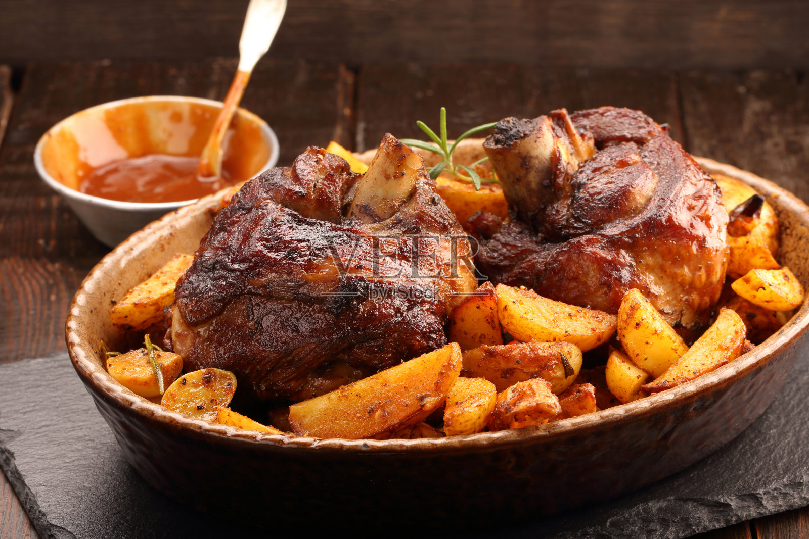 烤烤肉配烤土豆和蘸酱照片摄影图片