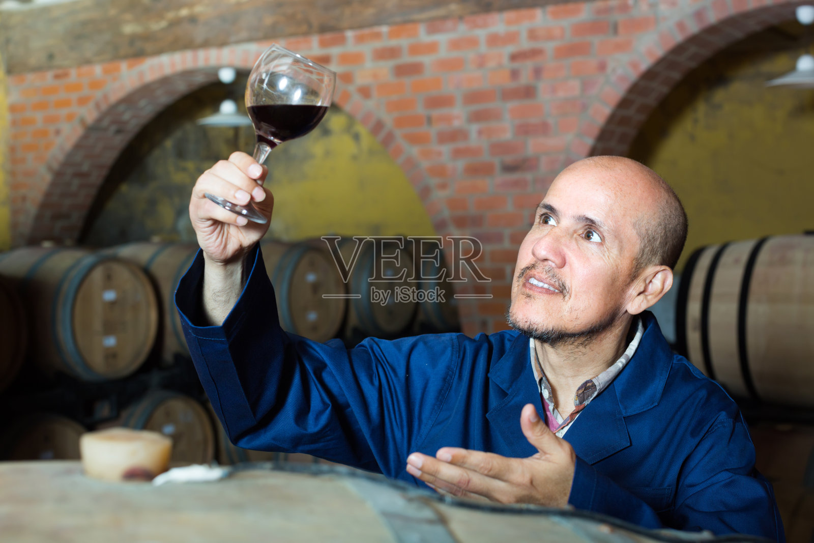 酒庄工人在酒窖里喝着酒照片摄影图片