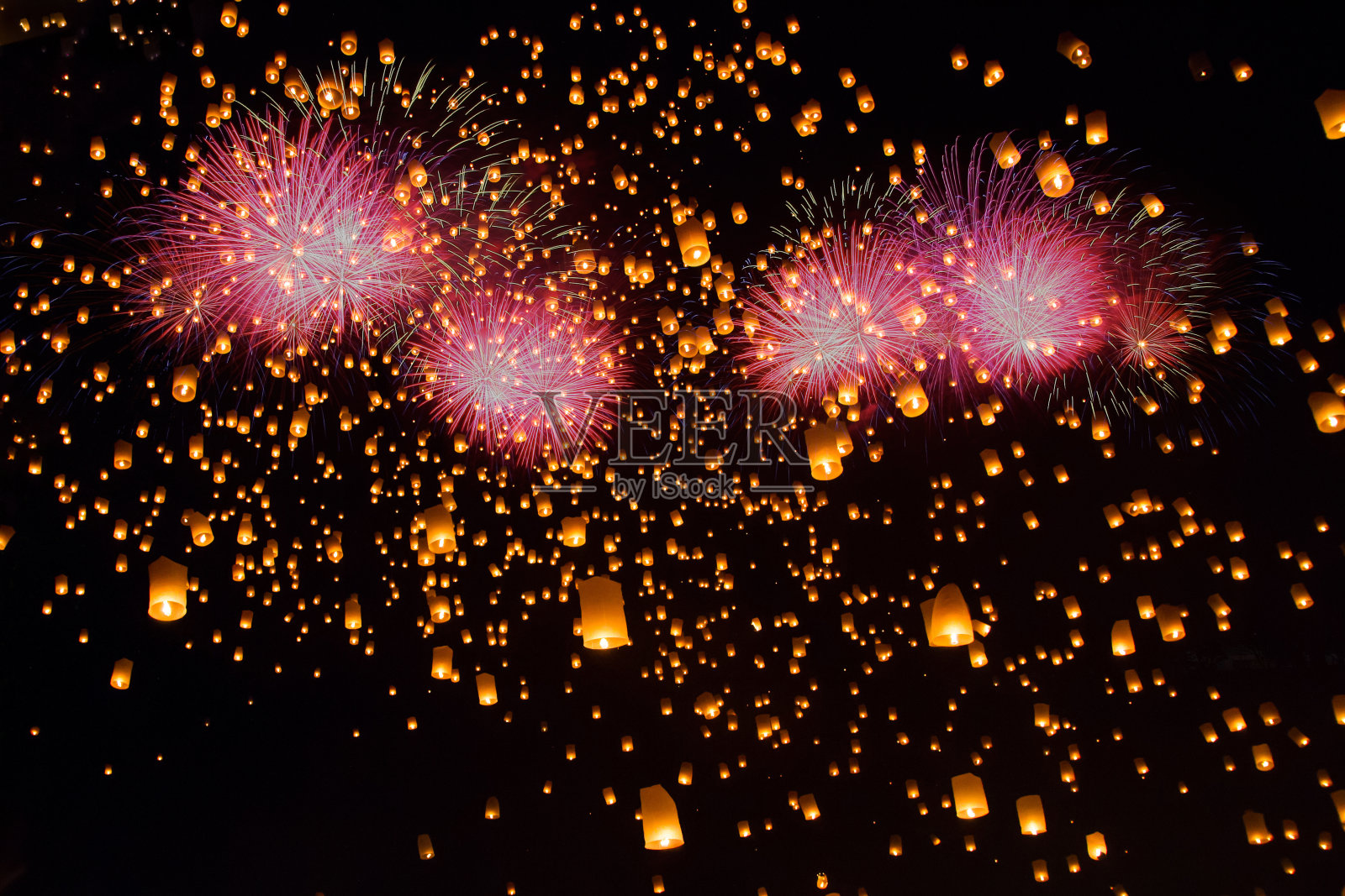 放烟花的天灯照片摄影图片