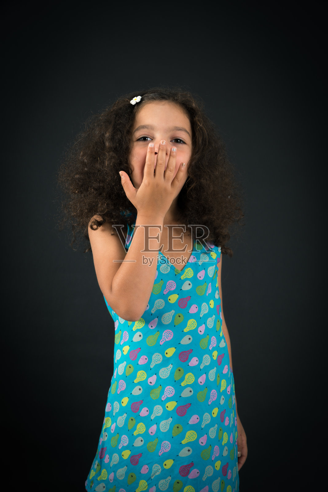 穿着不同服装做不同表情的漂亮女孩:打呵欠照片摄影图片