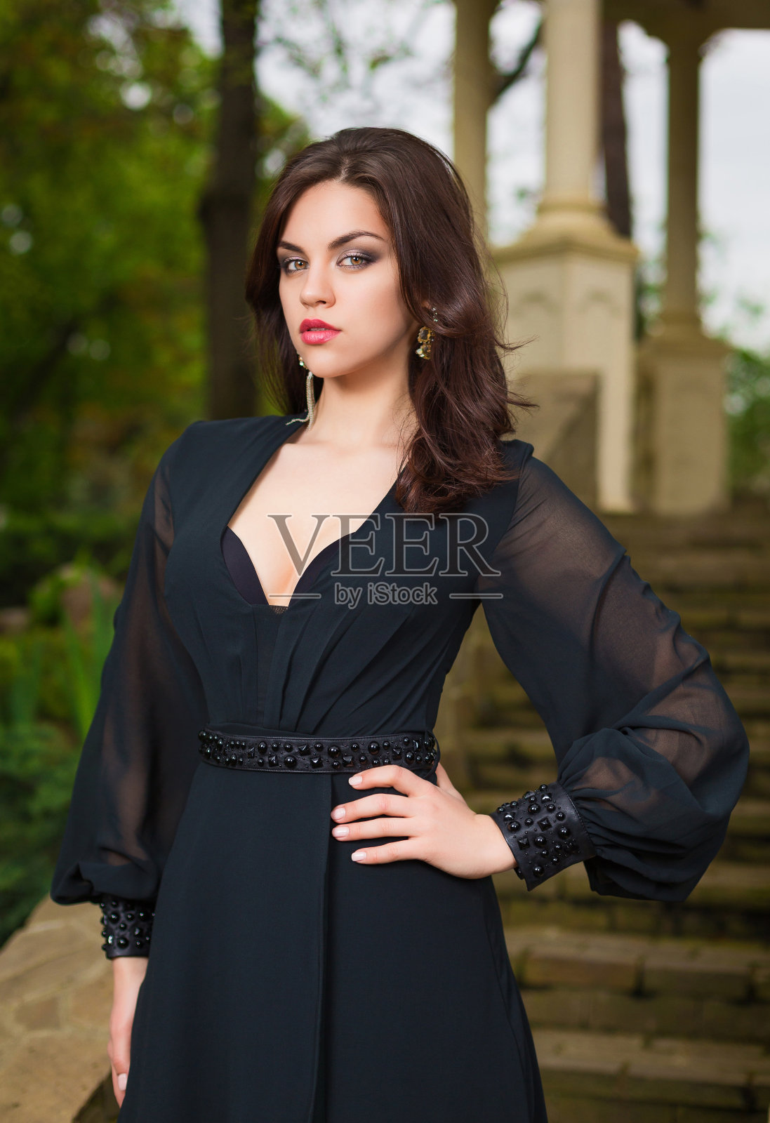穿着黑裙子的美女照片摄影图片