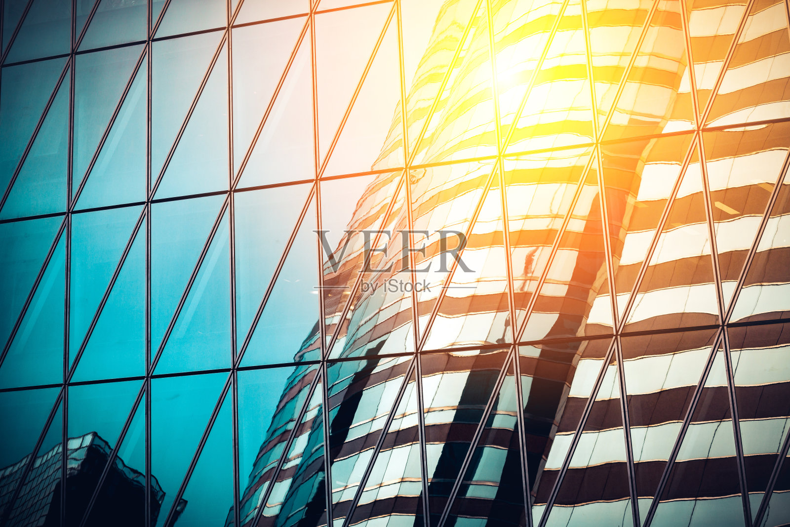现代商业建筑的阳光反射窗照片摄影图片