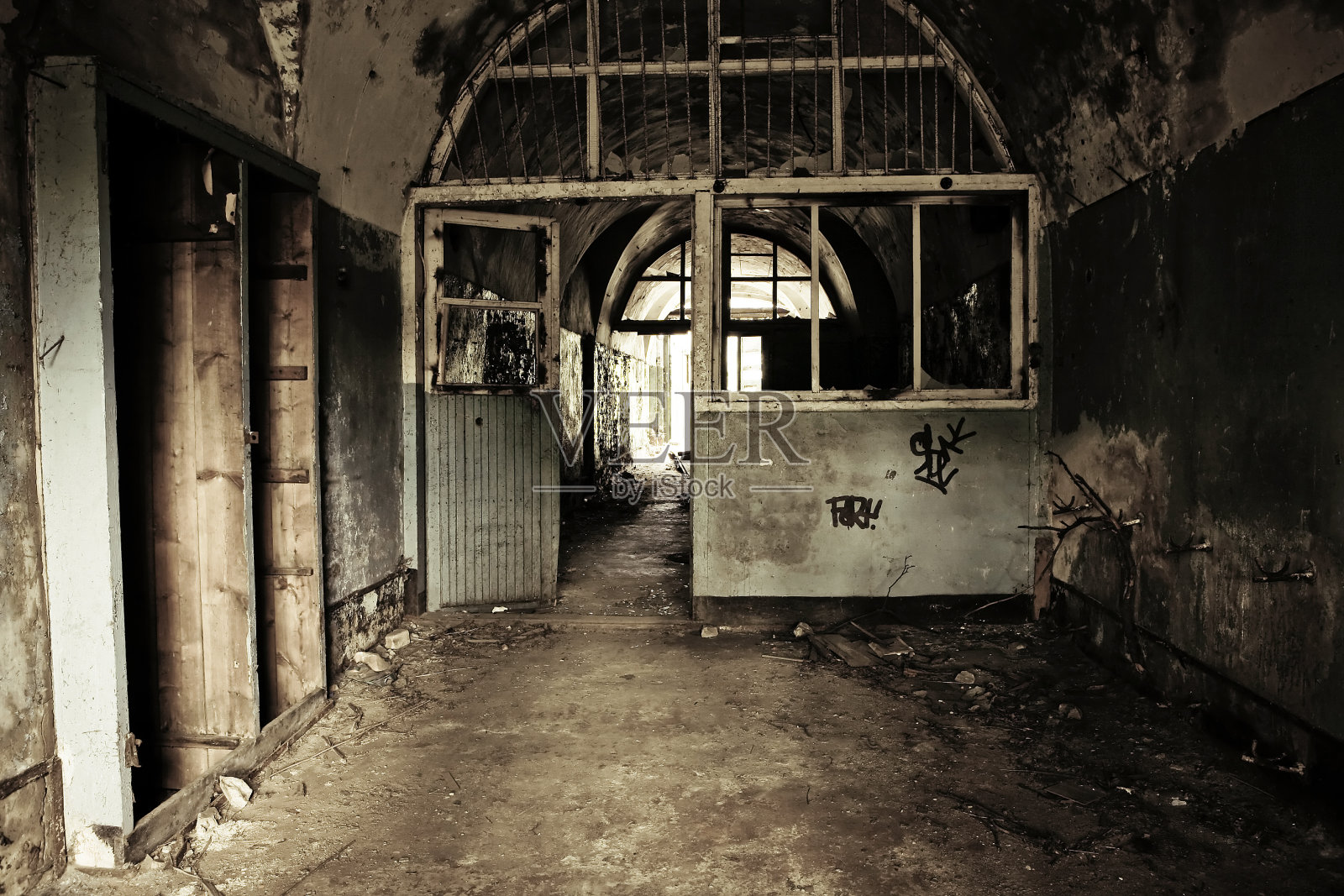 废弃的军事设施照片摄影图片