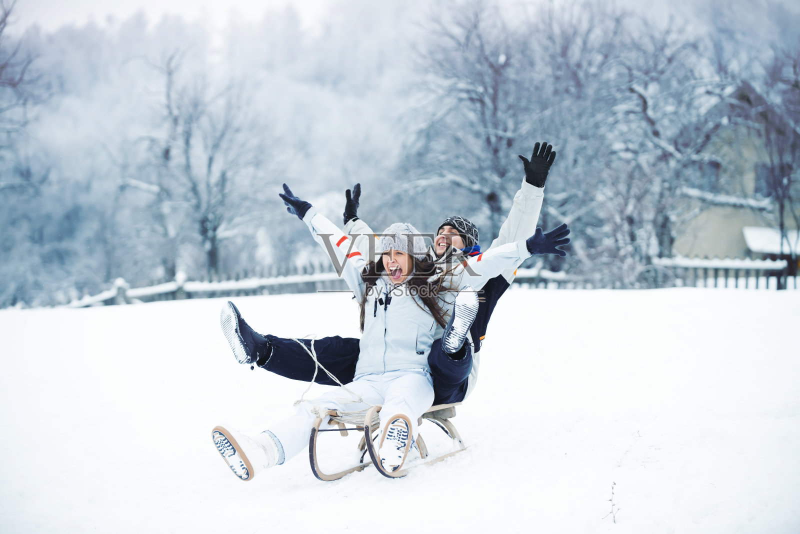 朋友玩雪橇照片摄影图片