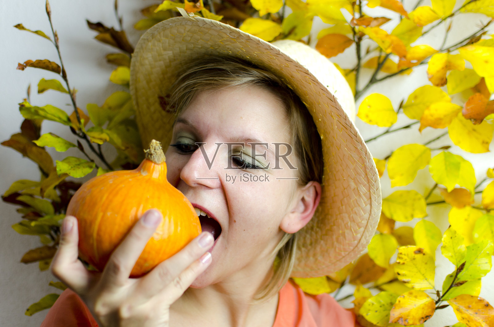 年轻迷人的女人在秋天的风格照片摄影图片