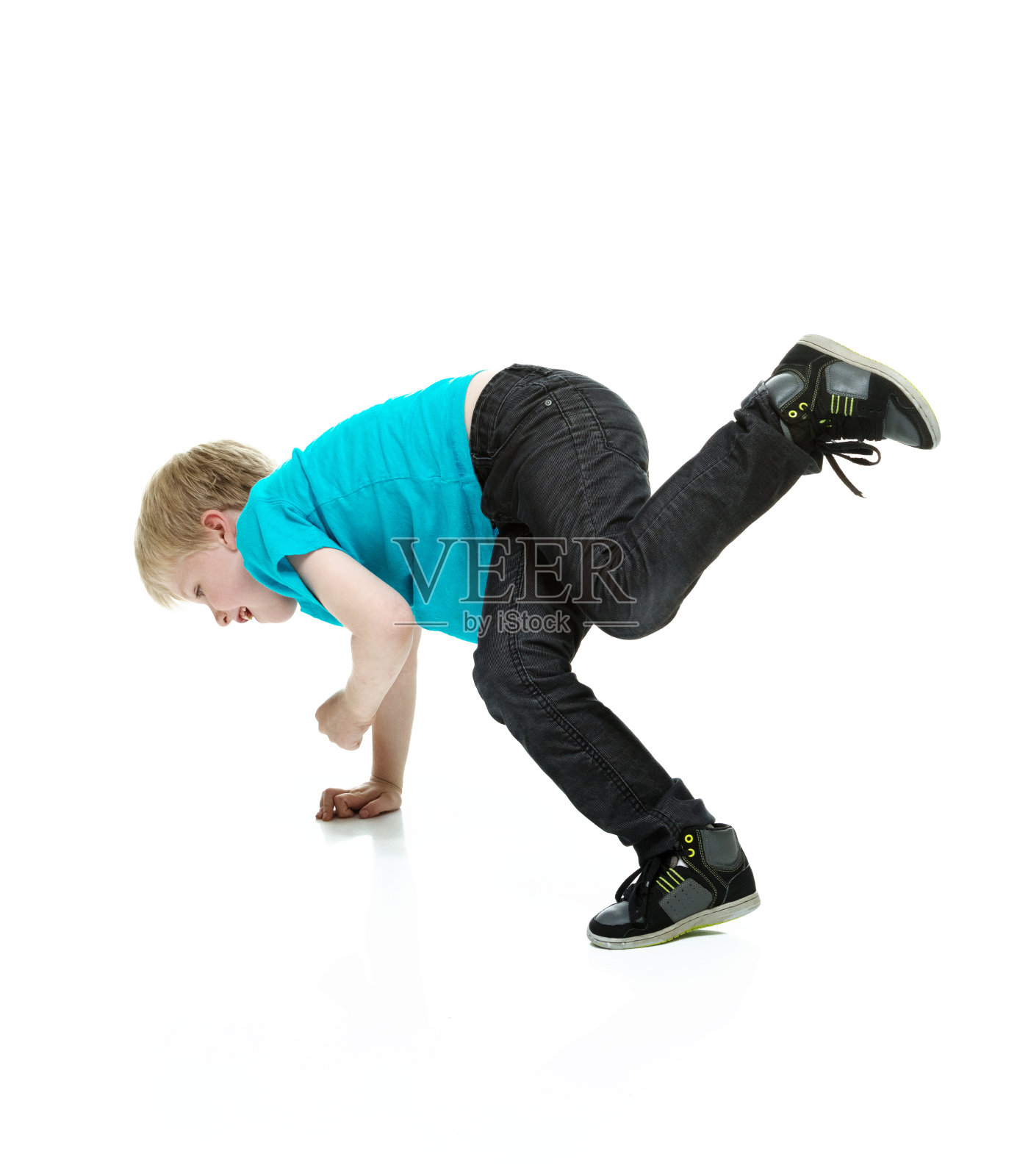 小男孩玩照片摄影图片