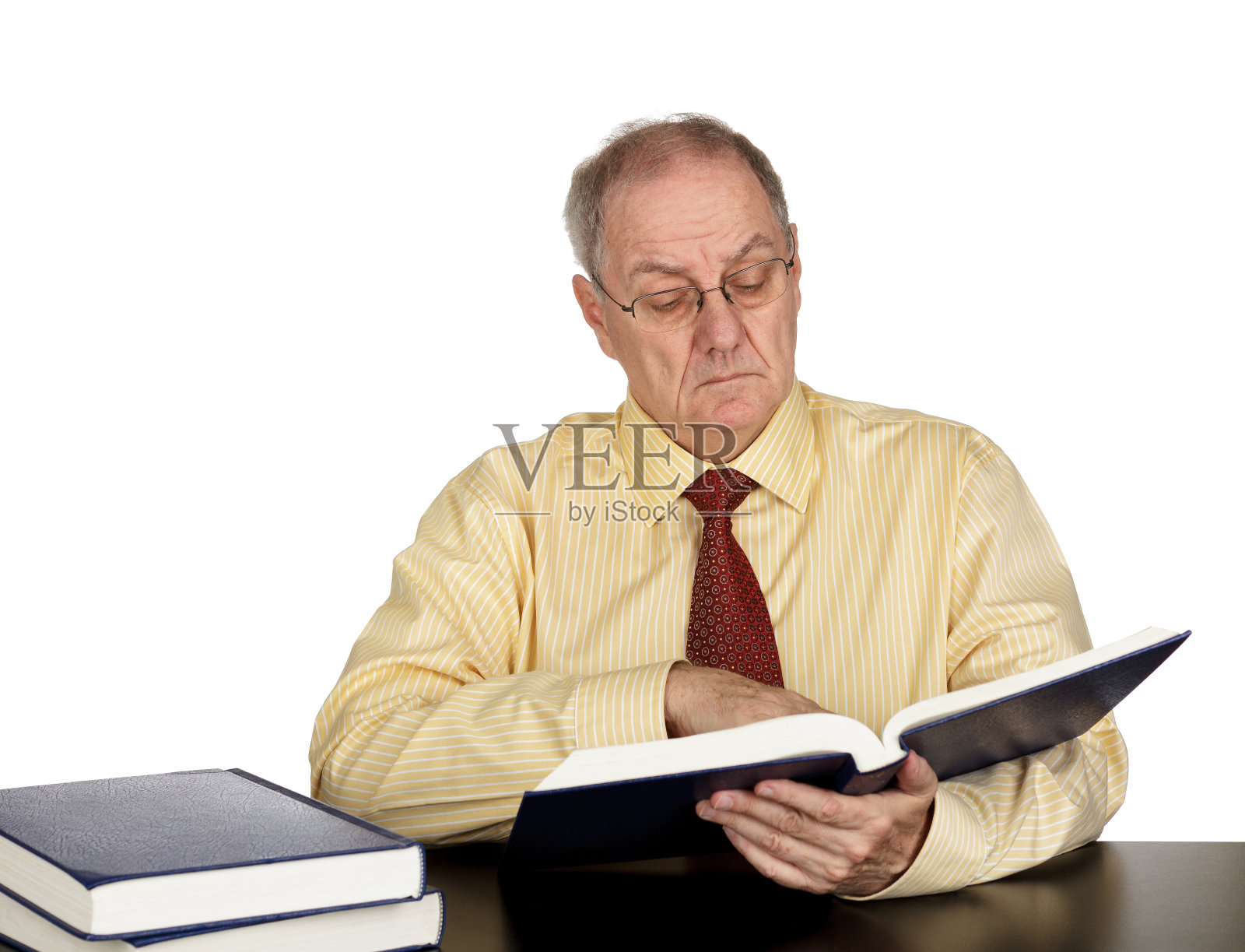 读一本书照片摄影图片