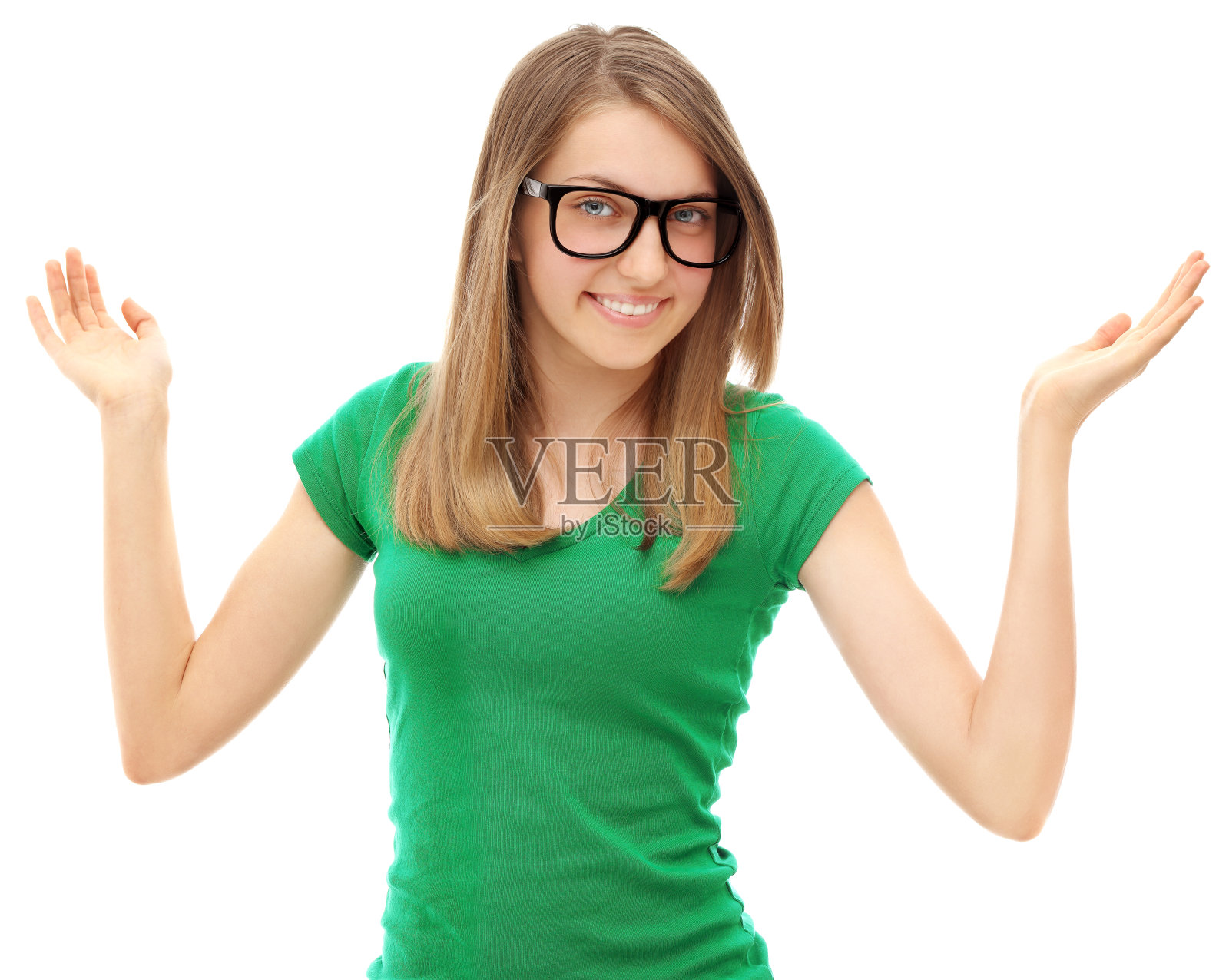 快乐的女孩举手大笑的肖像。照片摄影图片