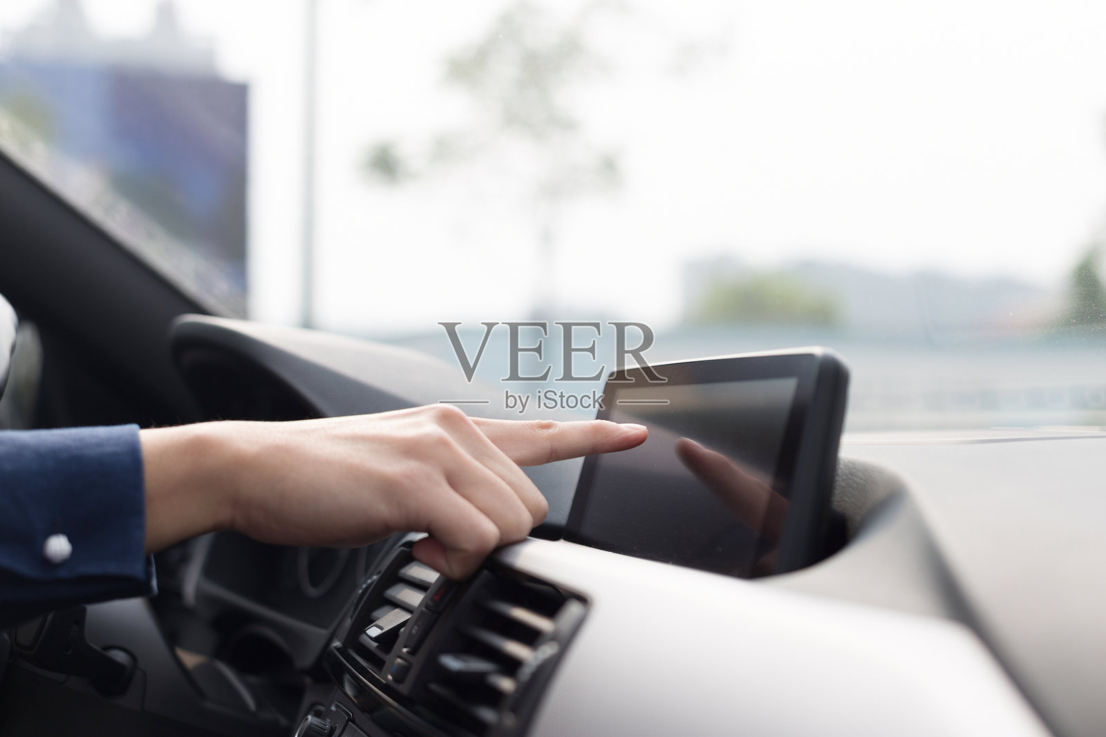 亚洲年轻商人驾驶汽车领航员照片摄影图片