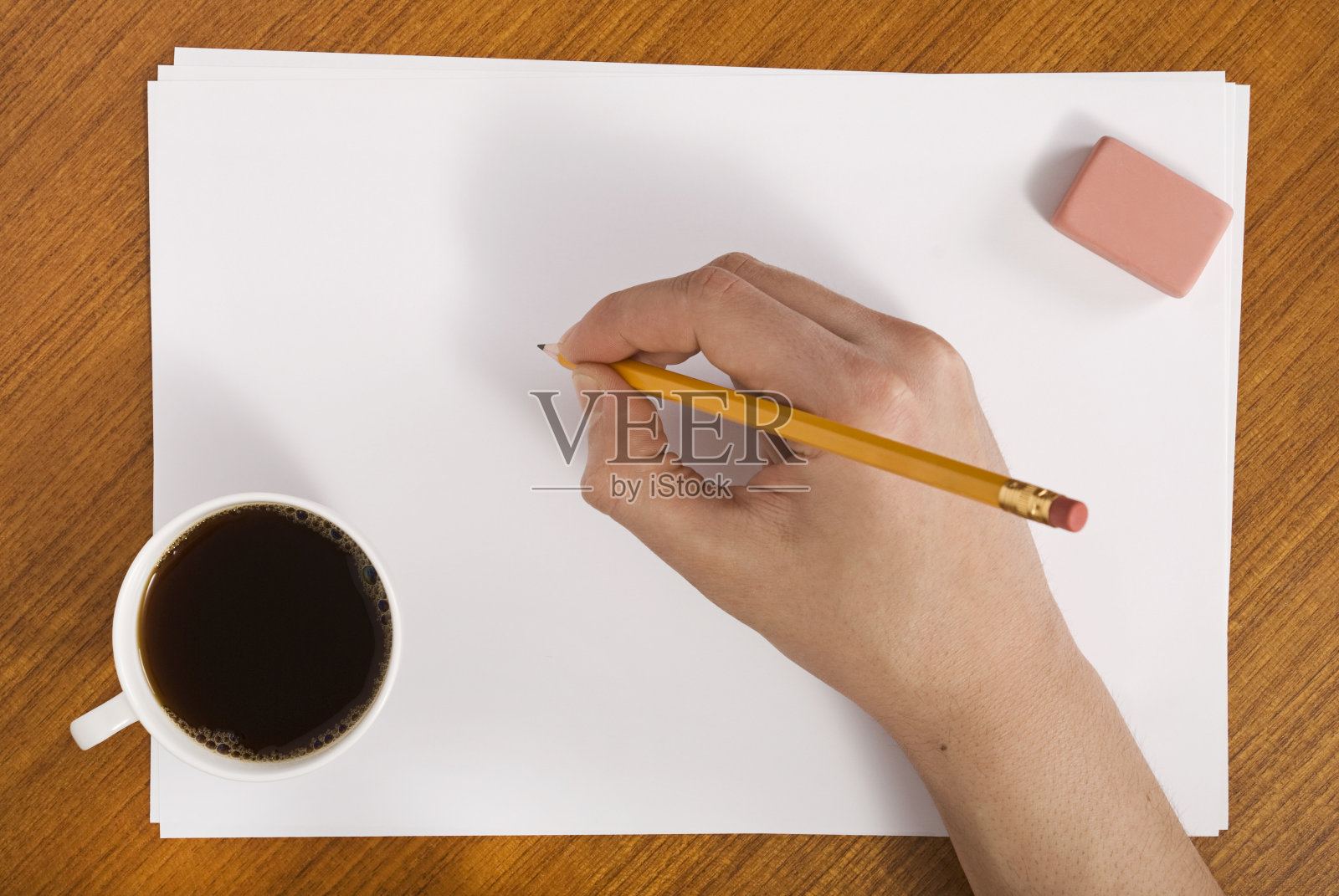 饮茶者准备在纸上写字照片摄影图片