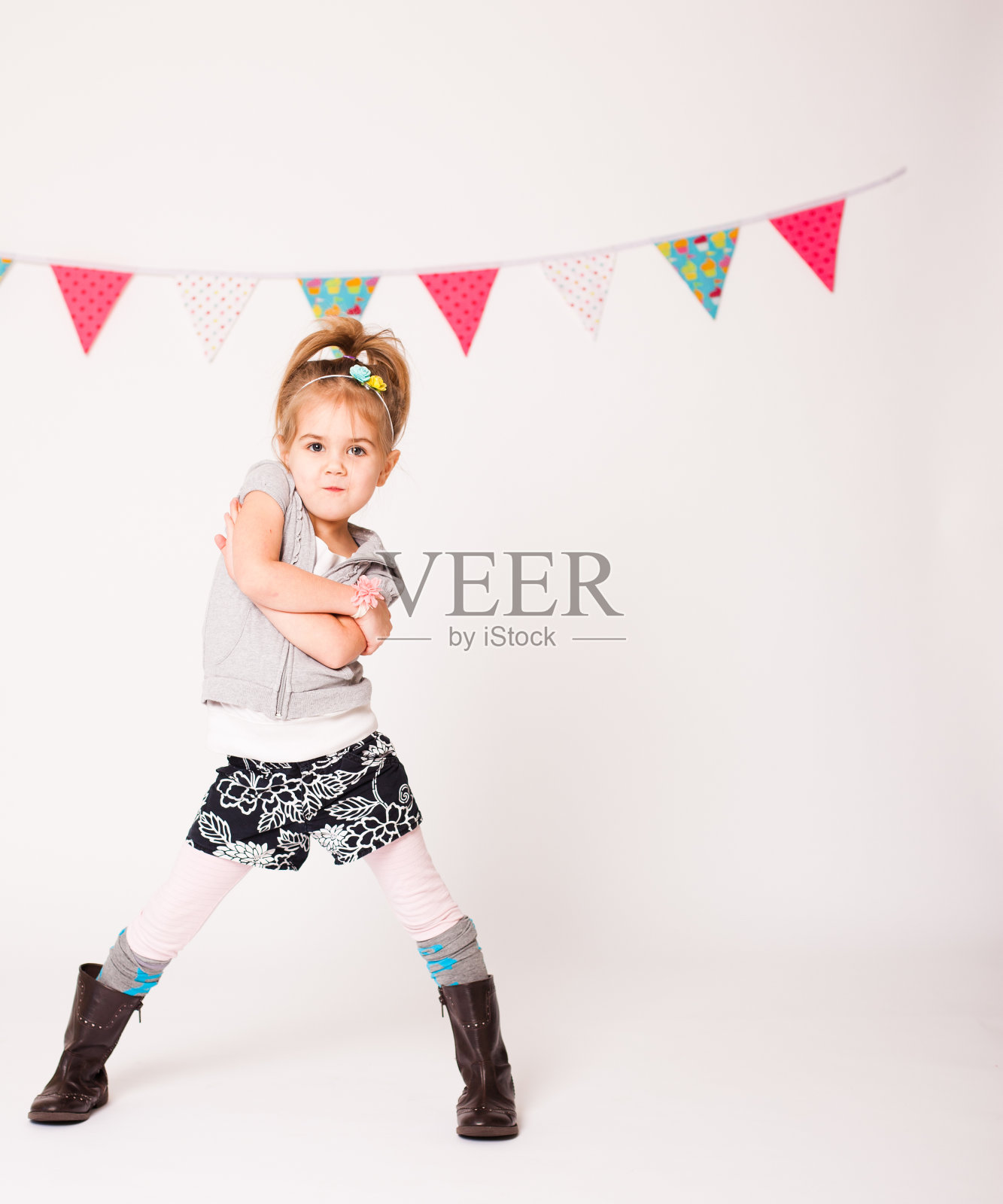 小女孩在白色背景上摆姿势照片摄影图片