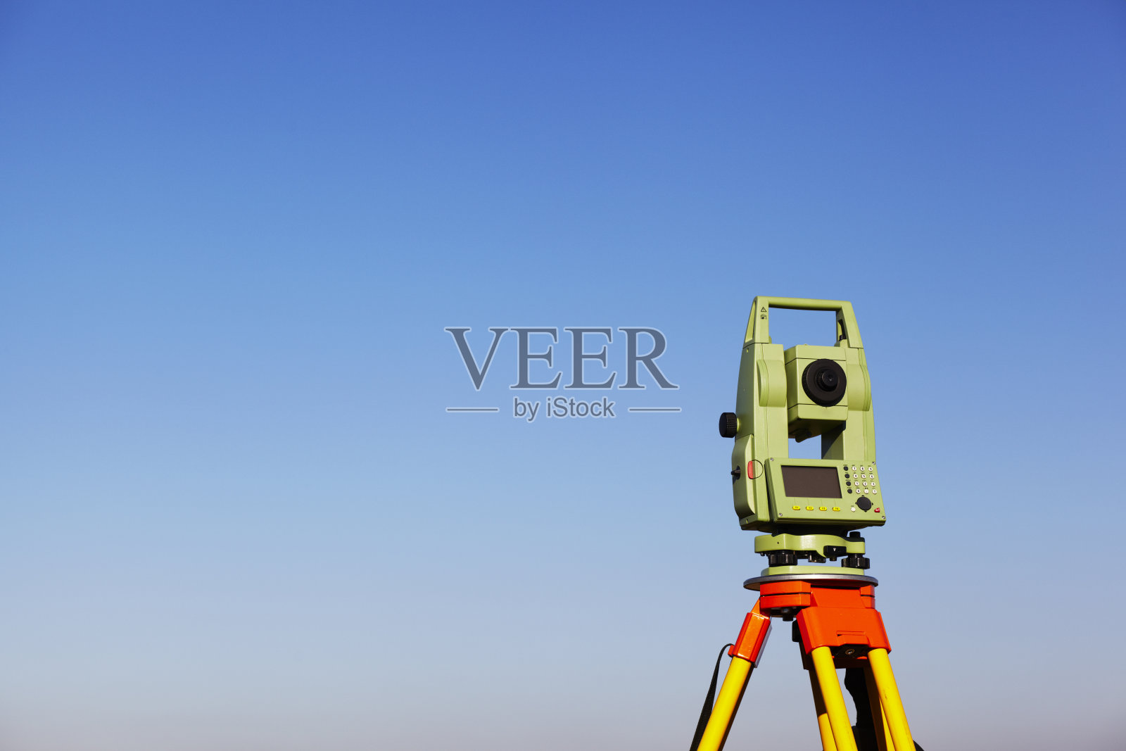 全站仪在三脚架上照片摄影图片