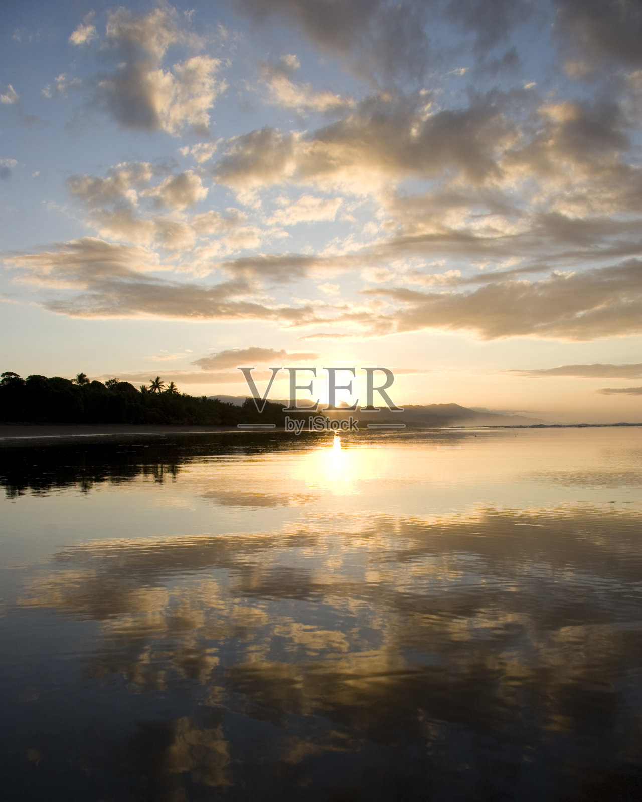 沙滩上的日出照片摄影图片
