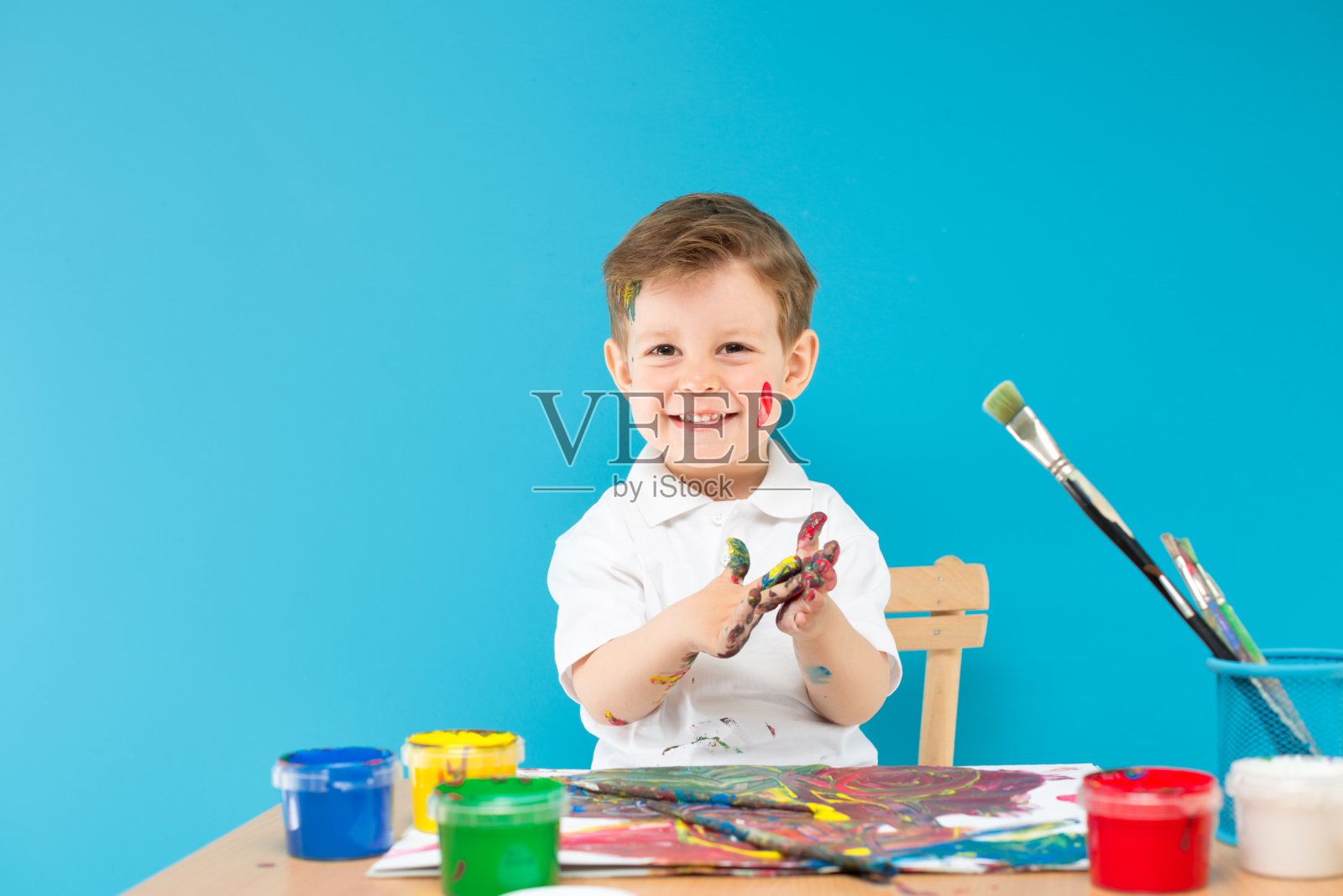 小男孩的画照片摄影图片