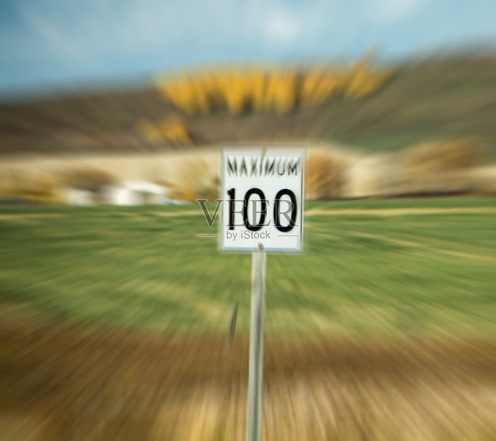 应用缩放效果的高速公路限速标志照片摄影图片