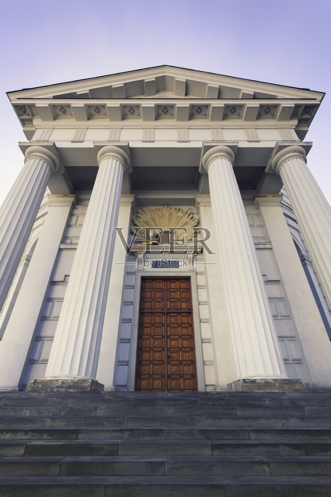 华沙的圣三一教堂照片摄影图片