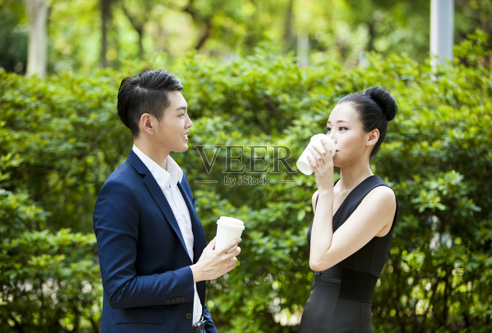 两个商业伙伴正在公园里喝咖啡照片摄影图片
