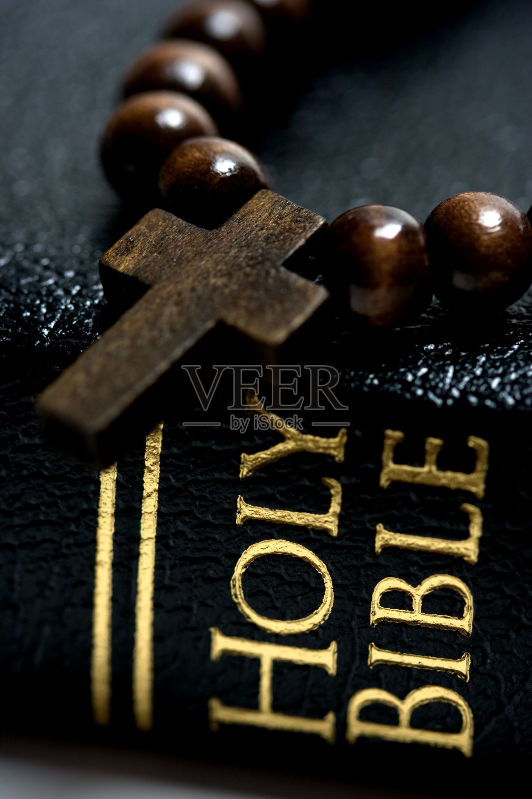 圣经和念珠照片摄影图片