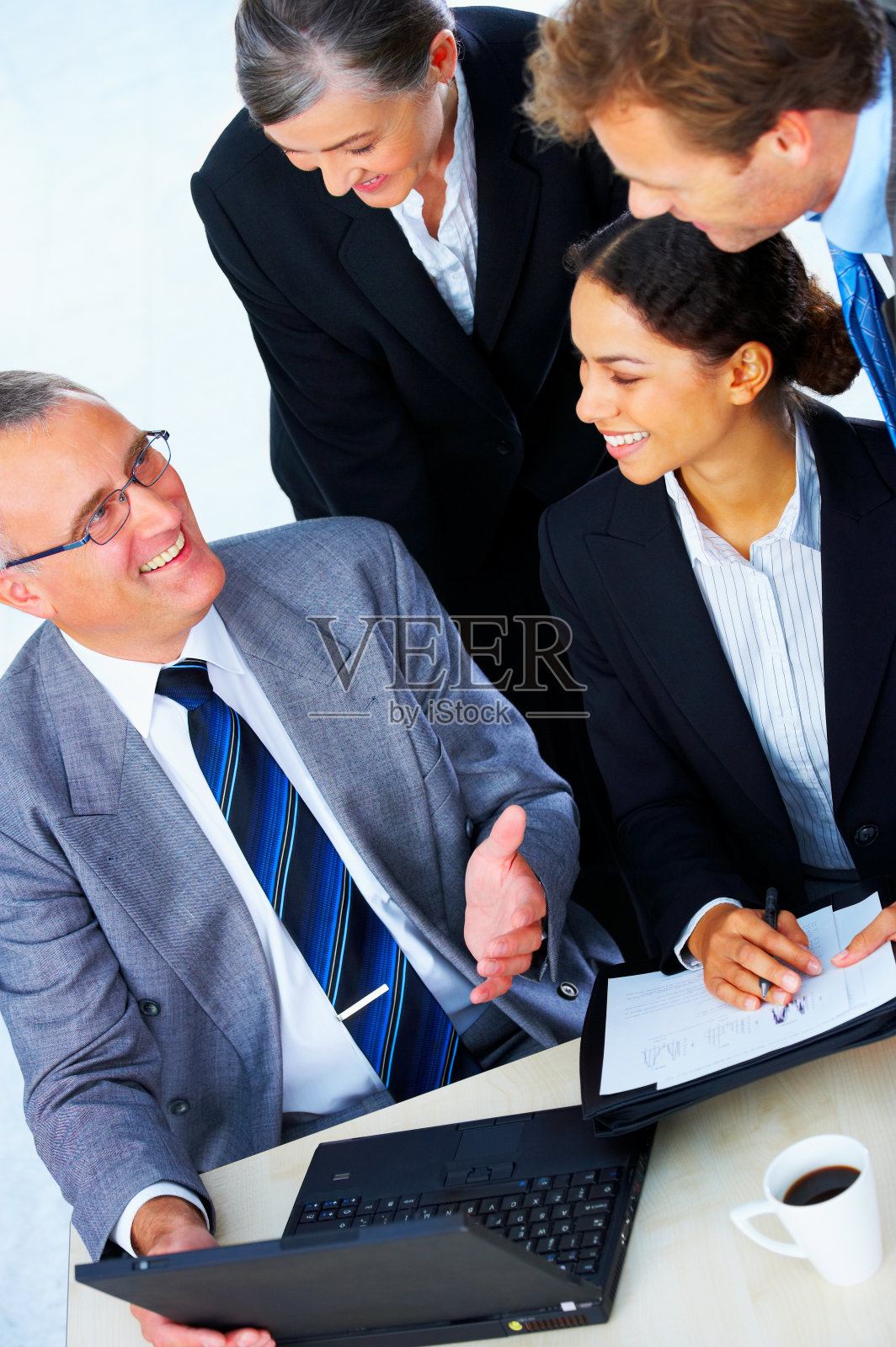 商务人士在会议上讨论照片摄影图片