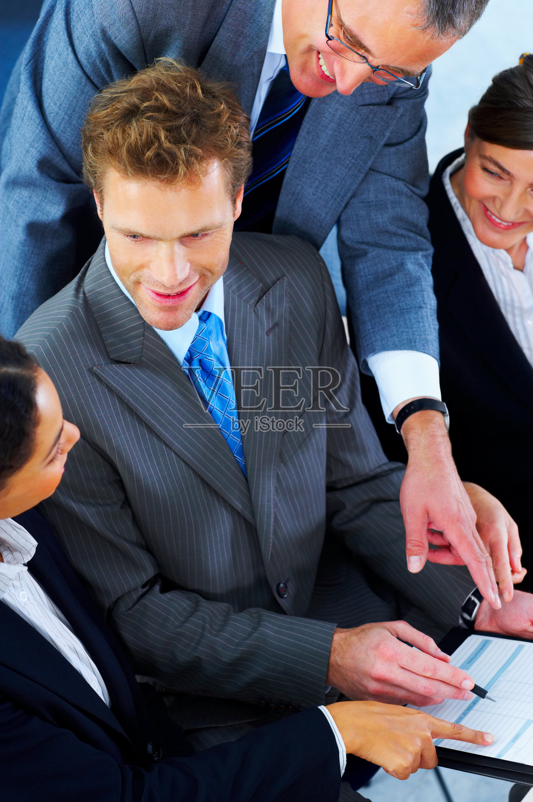 商务人士在会议上讨论照片摄影图片