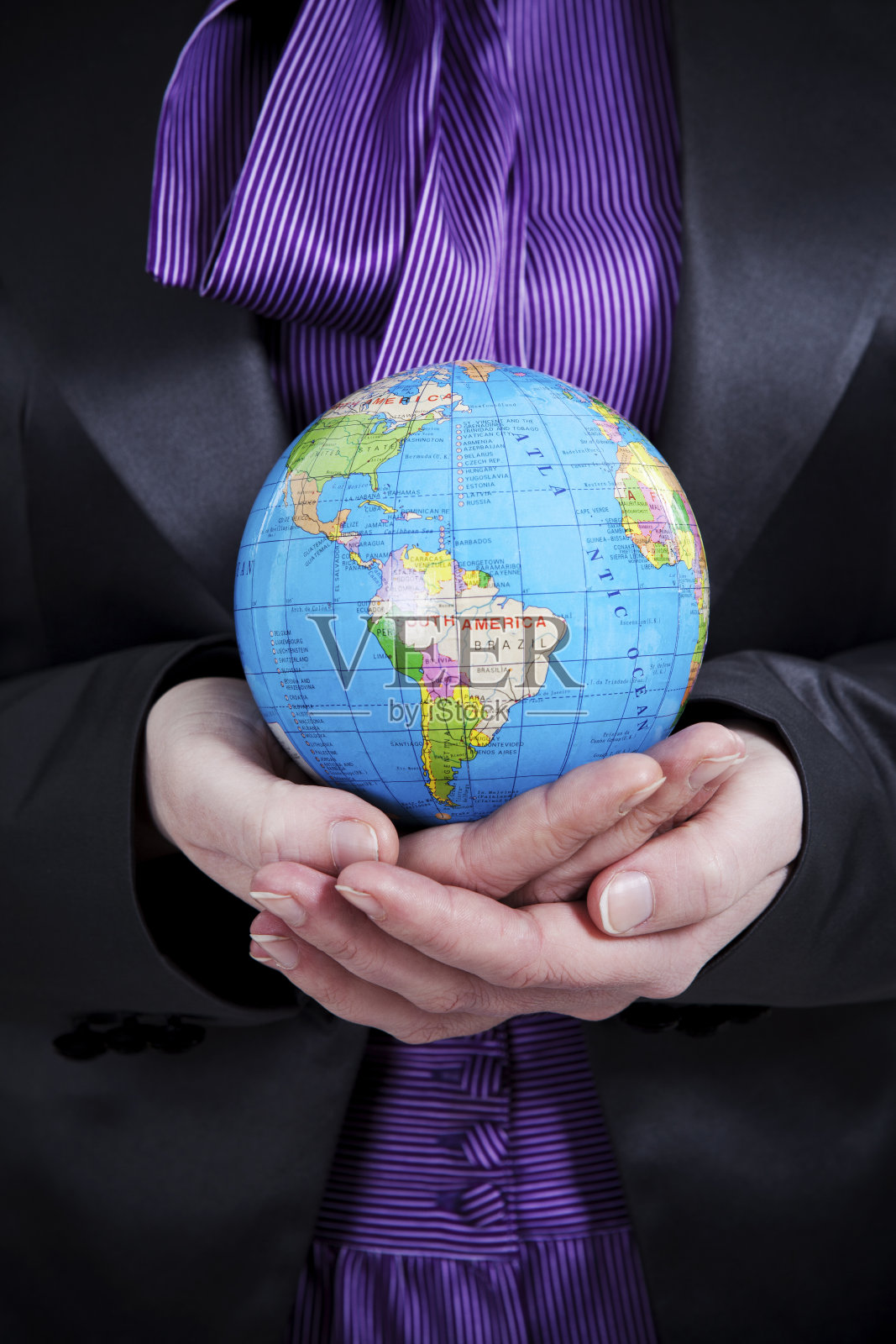 一个掌握着整个世界的女商人照片摄影图片